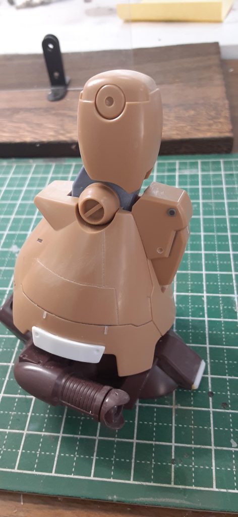 脚部は爪先でプラ板貼り付け延長。面積の広いスカートは適度にスジボリ追加しました。