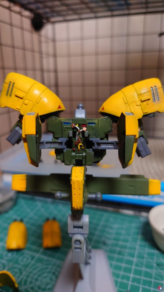 変形の時にチラ見になる胸部内部は適当に プラ板 貼って塗り分け