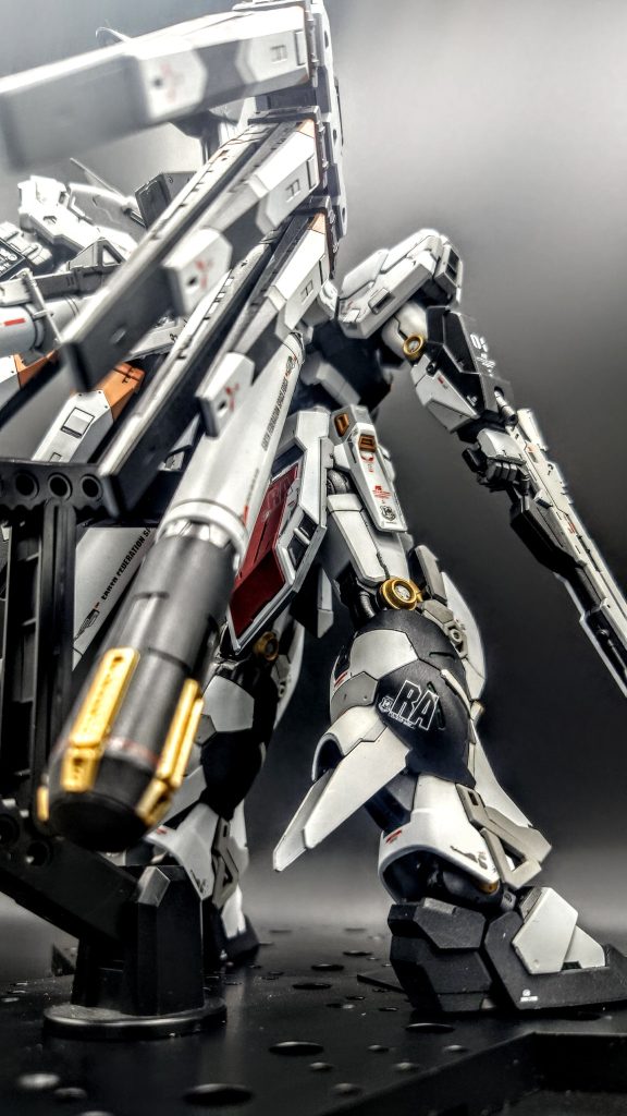 初めてのガンプラ、初めての塗装で、色が滲んだり思った色に調色できなかったりと手間取りましたが、パッと見かっこよいので満足してます。