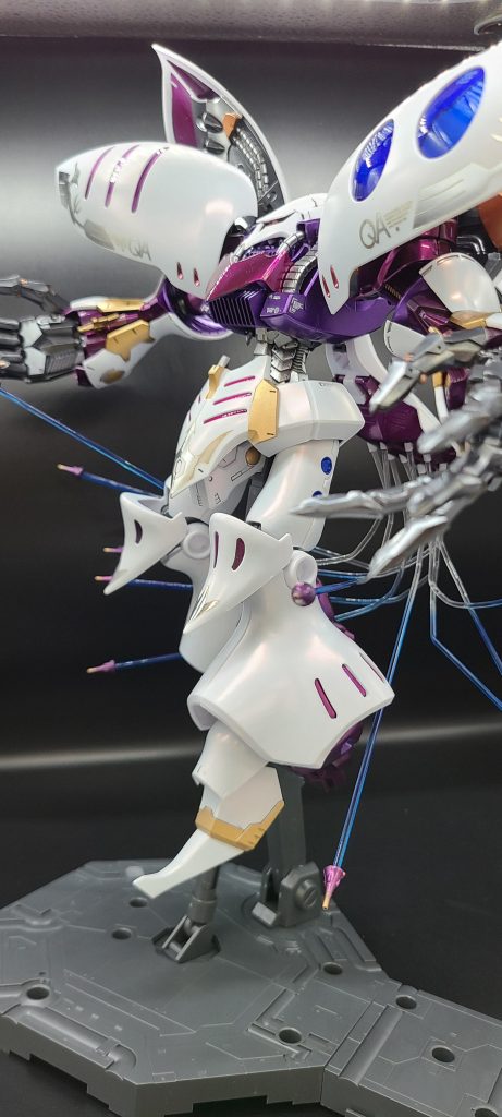 付属の水転写のメッキ加工だけ貼ってます、物足りない部分はメッキシルバーのデカールを追加!ファンネルの先端はゴールドにてグラデーションかけてます!