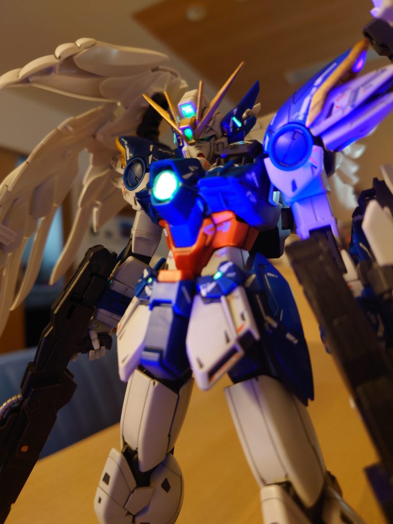 要所要所で蓄光塗料仕込んでます。なので、夜な夜な光ってます。