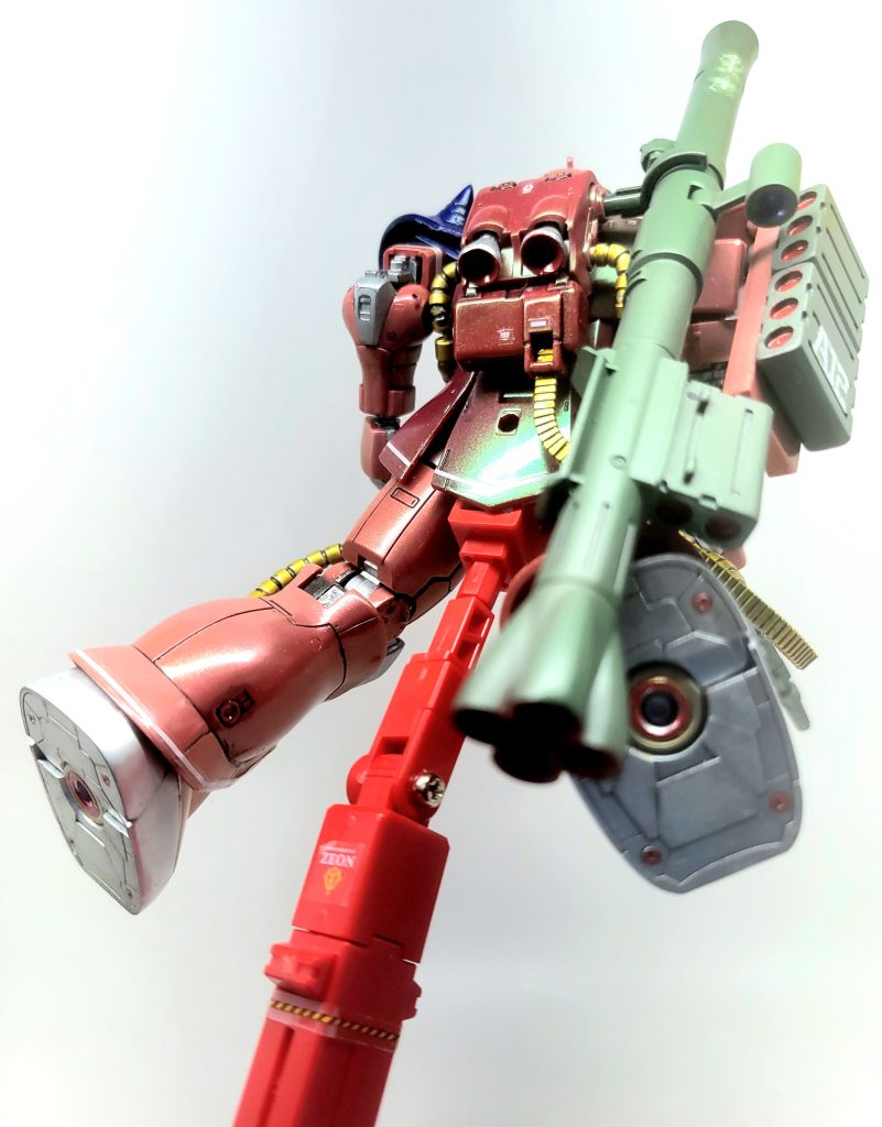 飛び去るところです。武器をジオングレーに近い色に調色したら、カラフルな後ろ姿になりました