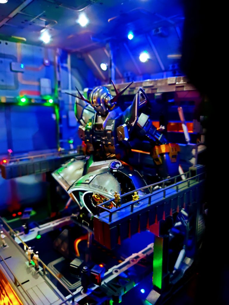 撮影用のバックは寄せ集めにいろいろ追加して塗装して、クリスマスイルミネーション利用で装飾してます。