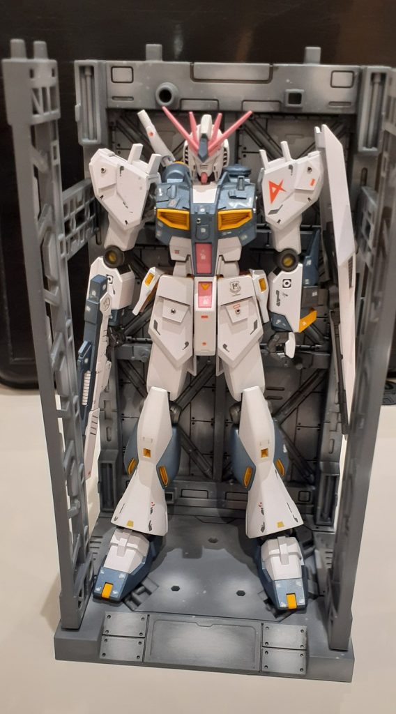 今流行りの(?)ディスプレイベース…渋く塗装して、ギリギリ入りましたv