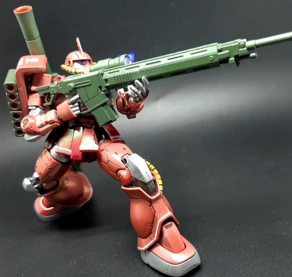 対艦ライフルはバズーカより銃身が長いのか💦重たいです。フロントアーマーの艶もわかりやすいですね、ターコイズグリーンの光を乗せています✨