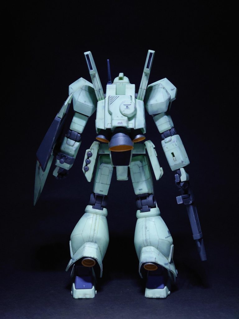 バーニア裏もランナータグを使って色分けしています。バーニア内部は部分塗装です。黄色のそれっぽいパーツを中に入れることも考えましたが、目指す「キットを活かす」とは違うと思いヤメました。