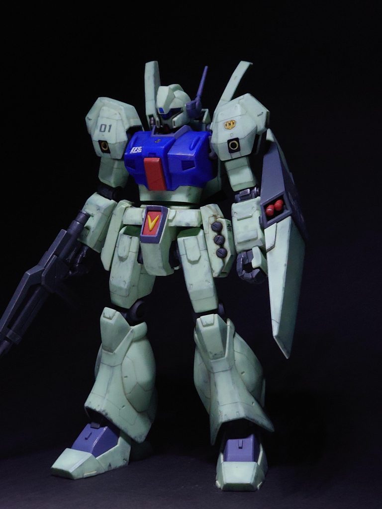 腹部は青かったので切り離して余剰パーツのノーマル色と接着。その際2mm位延長しています。股関節から反対が覗くのが気になって、腰もランナーで大型化。縦に延長しています。その他凸モールドをランナーで作っています。