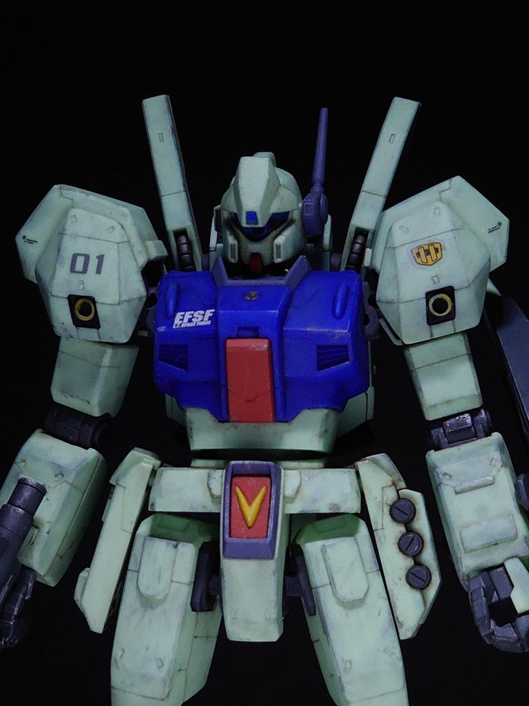 頭部はセイラマスオ氏のジェガンを参考に小型化。肩のアポジモーターは削って、他キットの黄色ランナーに穴を開けてパイプ状にしています。