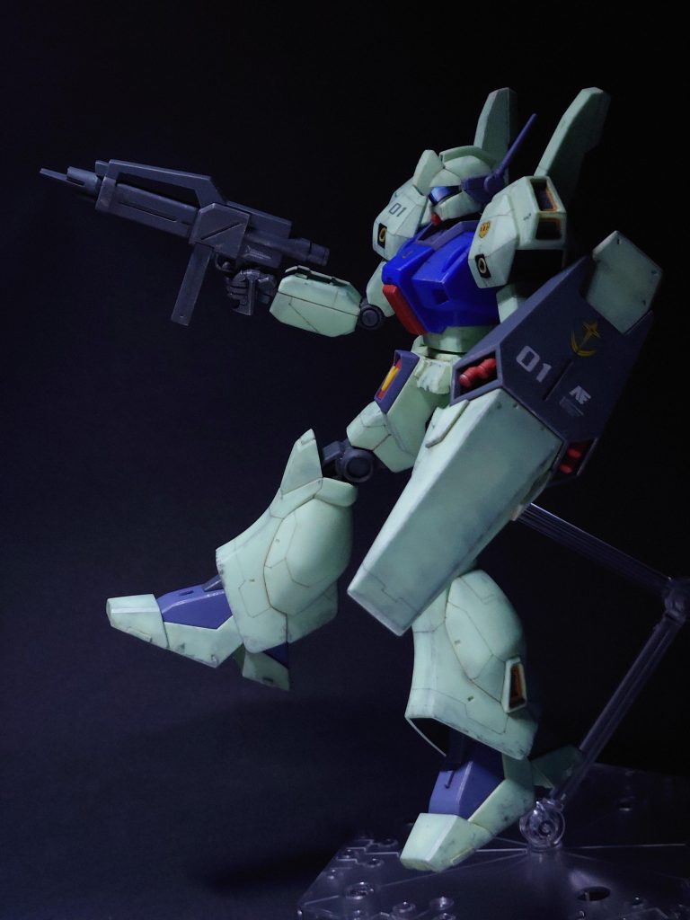 実は撮影中にビームライフルの銃口が破損しました…ビームライフルライフルだけではなく、接着していますが両肘関節も割れています。ウェザリングカラーが原因と思われます。クリアを吹いてからフィルタリングしたのですが、バラしてやるべきでした。ここまでしっかりウェザリングをするのは初めてでしたので勉強になりました。