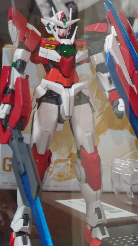 していたんですが左肩と左ふくらはぎのカバーを半光沢のつもりが光沢吹いて間違えました。シンナー付にしてやり直していると左肩の白いパーツがひび割れてて誤魔化すためにガイアノーツピュアホワイトを吹きましたが。パーツをハメたらひびが大きくなって誤魔化せなくなり気力が持たず諦めてしまいました。(幸いシールドのジョイントパーツで隠れてラッキー)