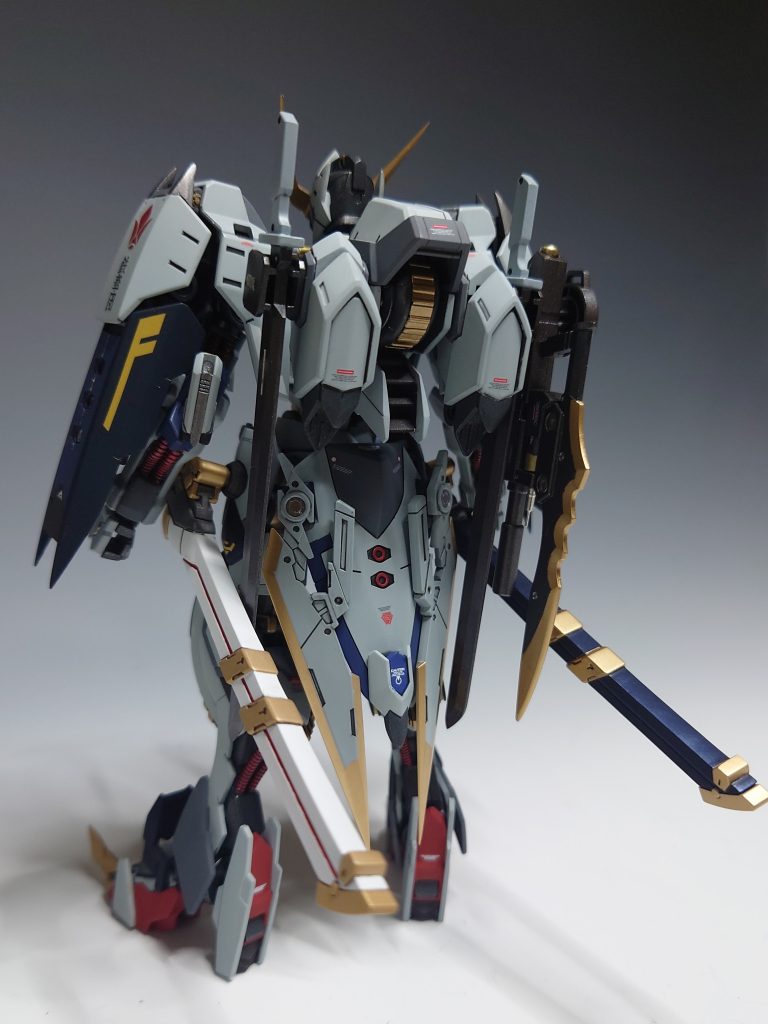 【バックショット】[設定]　背部中央トリプルリアクター　　　  腰部アーマー弾丸精製プラント[解説]　背部中央のトリプルリアクターは   　　　電池BOXになっています。(ゴールドの部分)