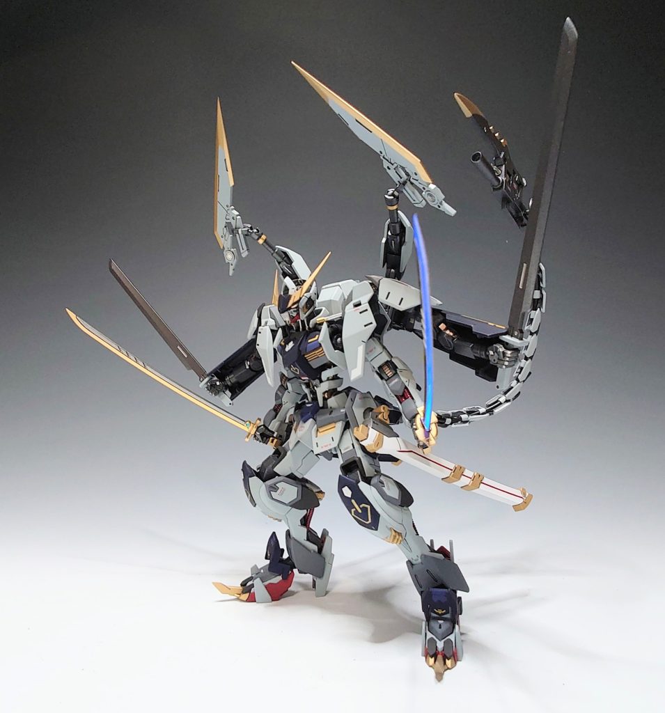 【リミッター解除】[設定]　ガンダムフレームのリミッターを　　　  解除した状態。トリプルリアクターも　　　  最大稼働することが可能。[解説]　異形の姿に変身をやってみたかったので　　　  このギミックを付けました。　　　  サブアームと隠し腕の握り手と　　　  尻尾は差し込み式になってます。