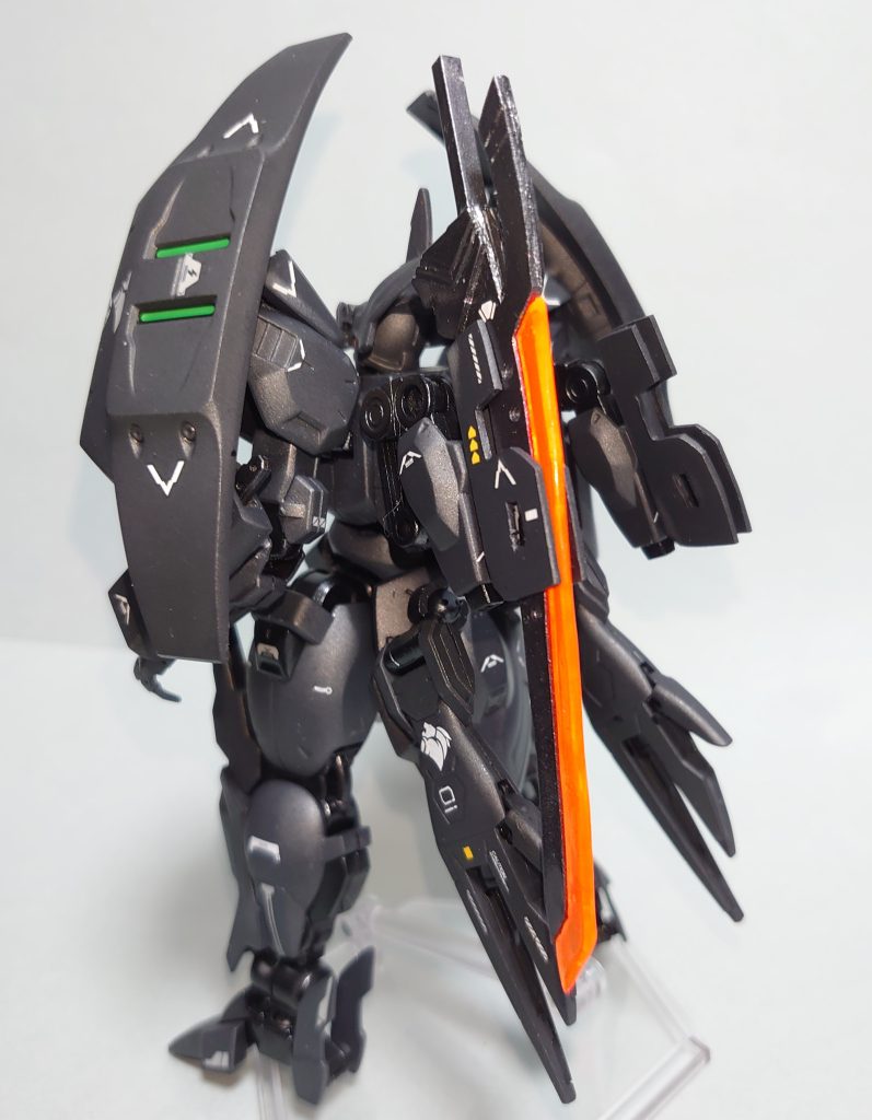 ダリルバルデをベースに装備レイアウト等を変更しています。また、13話以降、実戦部隊の主戦場は地球上となるため、腰部にフライトユニットを装備するなど、重力下での運用も視野に入れた改造をしています。