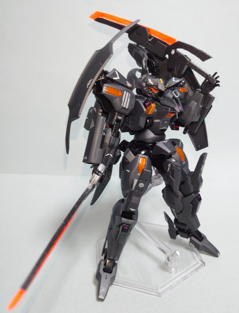 専用ヒートソード【トツカ改】本機専用に開発されたヒートソード。ムラクモのカスタムディランザのメイン武装であったトツカをベースに、二刀流での運用やイーシュヴァラで射出した際の影響を考慮した軽量化が行われている。形状はより日本刀に近いものとなり、実戦仕様での運用を前提とした高出力化によって切断力は先代トツカよりも向上している。ただし軽量化によって質量兵器としての側面は損なわれている為、威力を最大限に発揮するには高い剣術の技量が要求される。不使用時は背中のイーシュヴァラBタイプに外付けされたブレードマウントに収納されている。