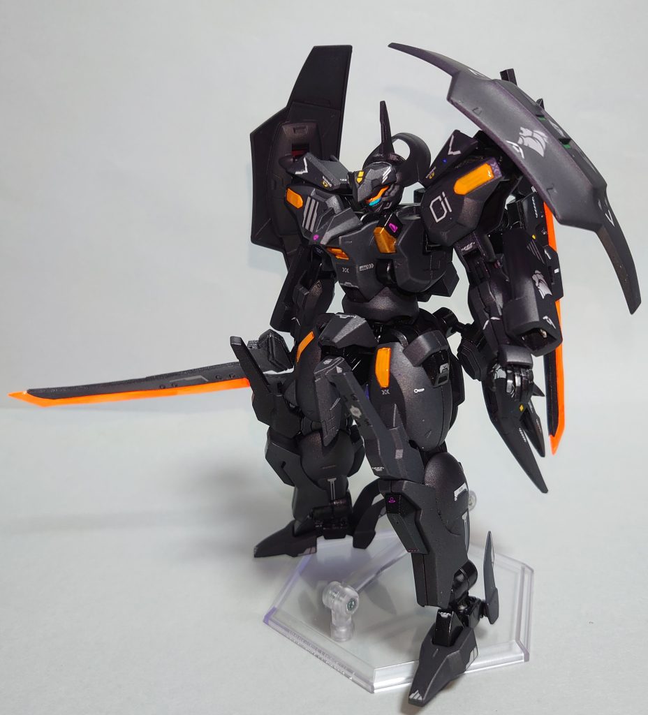 叢雲です。まずは前回のカスタムディランザを多くの方に見ていただけて大変うれしいです。しかもデイリー2位!閲覧していただいた方々、いいねを押していただいた方々、ありがとうございました。さて、今回もまたジェターク寮・・改めジェターク艦隊所属のムラクモです。第13話以降、意志拡張AI「SUSANO-O」の実戦運用データ収集の為、アスティカシアを休学(事実上の卒業)、配属されたジェターク艦隊にて受領した機体・・という設定で作ってみました。カラーリングや装備回りにカスタムディランザの面影を残しつつ、前回以上に趣味全開で改造しています。
