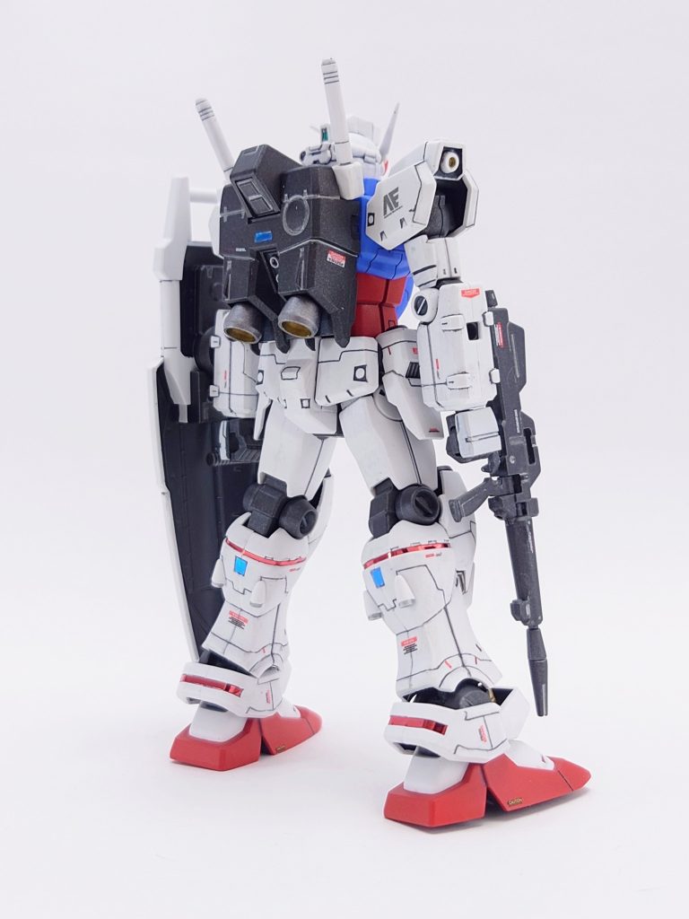 装甲裏はファントムグレーで塗装。白は成型色のままなのでスジ彫りに苦労しました😱気に入らなければランナーパテで埋戻して彫り直し・・・ランナーパテの存在を知らなければ成型色にスジ彫りは一発勝負になるのでチャレンジすることは無かったですね😅