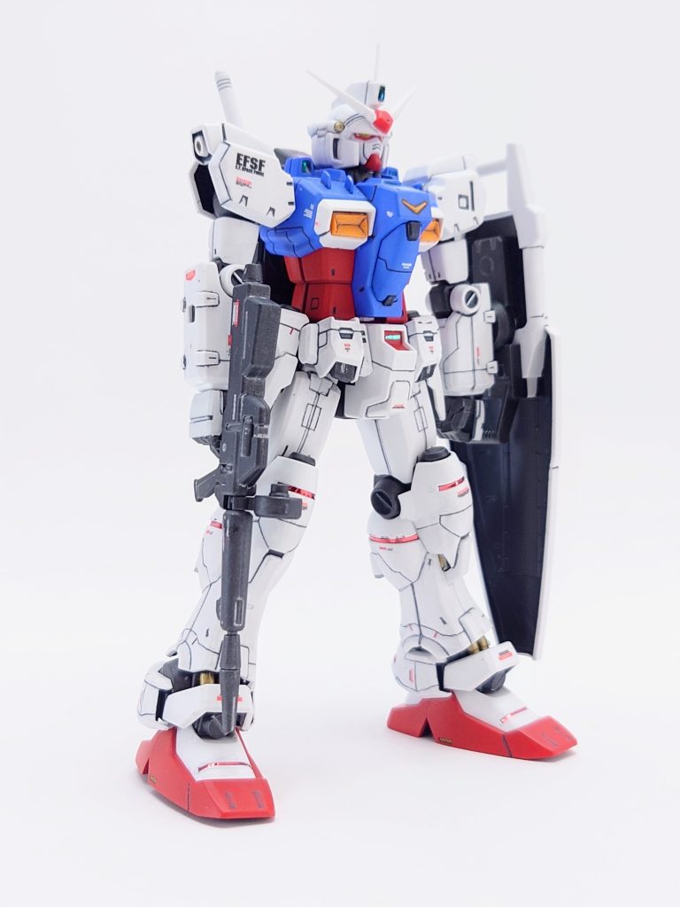 RGを参考にスジ彫りしてますが形状が異なる部分もあり、同じ様にラインが引けない場合はオリジナルで✋まだRGは積んだままですが、HGUCをRG風にするためパッケージや説明書を比較しまくり(笑)HGUCとRGで結構形状違います😅