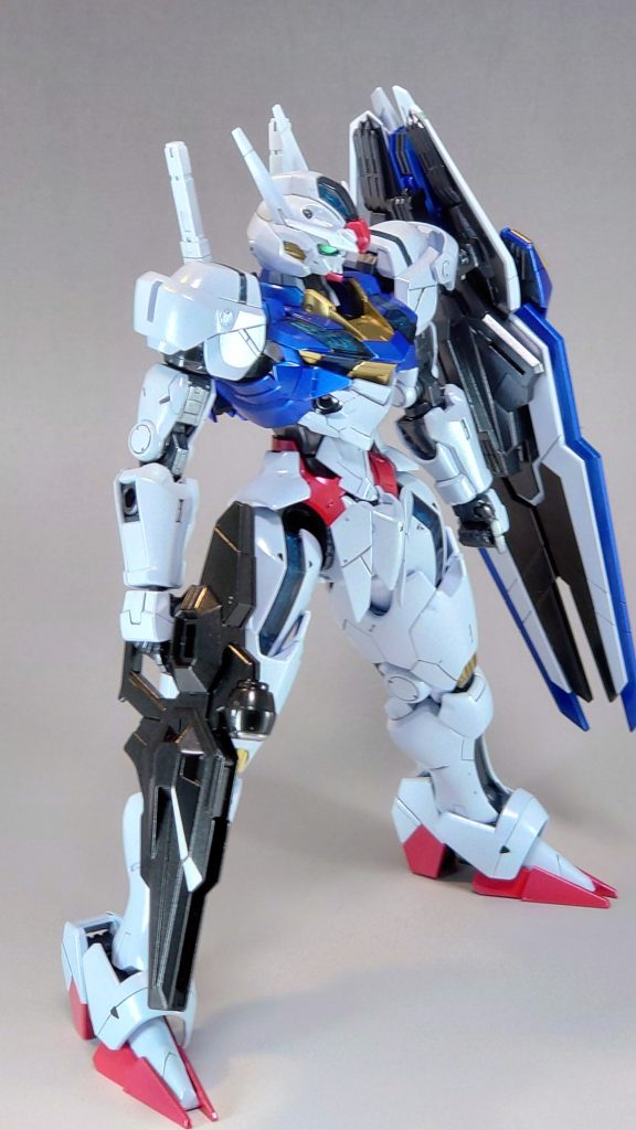 塗装はパール塗装、白部は寒色系ホワイトの上からダイヤモンドシルバー、青はスカイブルー下地からマイカブルー、赤はスーパーイタリアンレッドの上からルビーレッドを吹いてます。