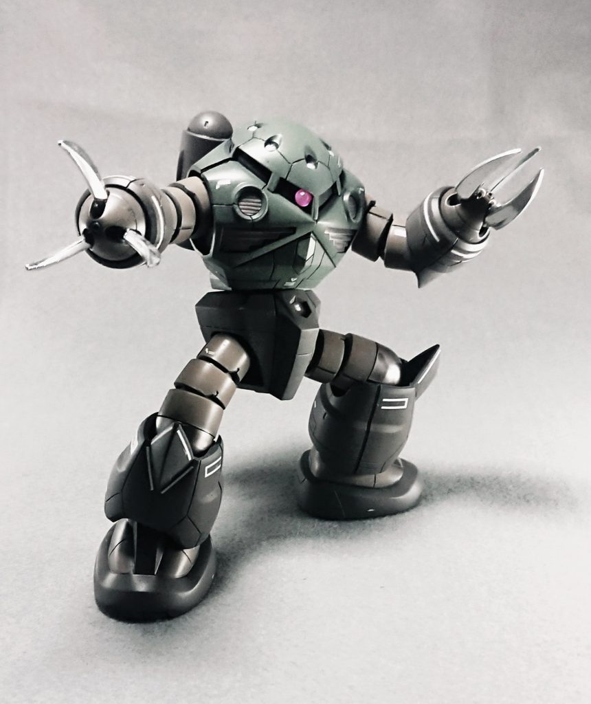 関節や爪はガンダムマーカーを使いました。初めてメッキシルバー試しましたが、想像以上に綺麗で驚きました！