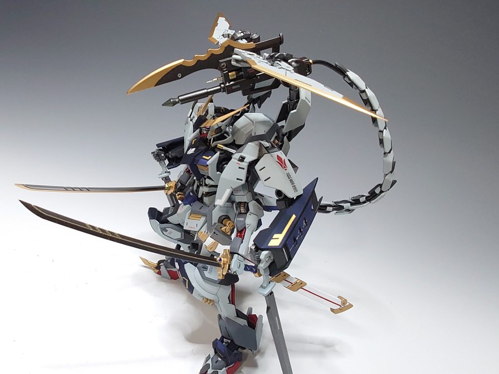 【ダインスレイブ発射体勢】[設定]　ガンブレイド・ショートブレイド　　　  スタンナイフを接続することで使用可能。　　　  小型のダインスレイブのため　　　  ある程度、連射することができる。[解説]　本編で猛威を奮った武器なので　　　  武装に盛り込みました。　　　  結合はネオジム磁石で固定しています。