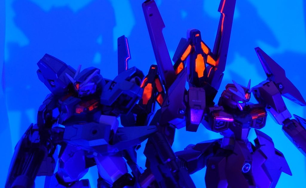 過去作のルブリスウルと。ベタですが、センサー類などは蛍光塗料を使用しました。