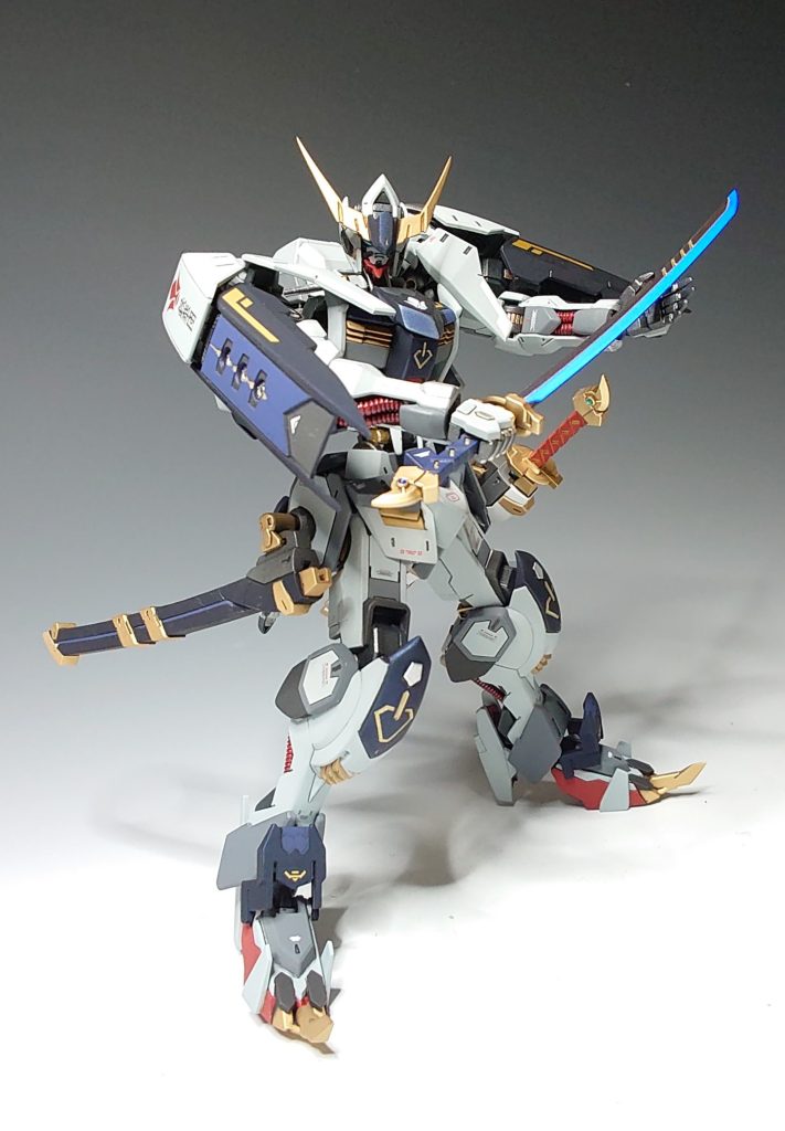 【夜刀　三日月】[設定]　高硬度レアアロイを鍛えて造られた太刀。　　　  東洋の刀鍛冶の技術を用いて製作された。　　　  その闇夜の月のように輝く刀身から　　　  夜刀　三日月(ヤトウ　ミカヅキ)と呼ばれる[解説]　こちらもビルダーパーツの刀です。　　　  刀身は蛍光クリアーで塗装し　　　  UVライトで光るようにしています。　　　  こちらのカラーリングは　　　  三日月のミサンガから。