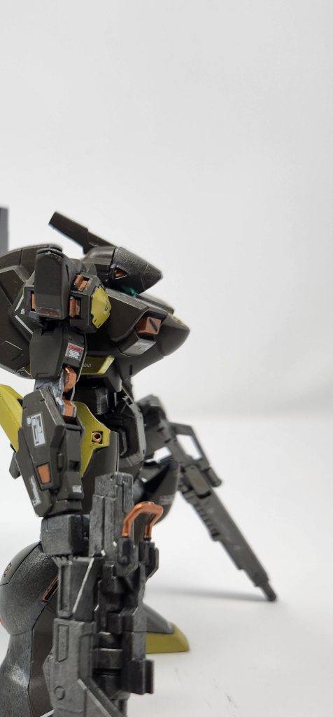 Already for combat, this MS (or AC) is built for heavy firepower. Great with 1-on-1 fights to demolished their opponents.