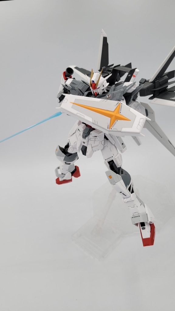 ビームサーベルは、MGのSガンダムなんかに付属の青いヤツが好きなんで青いのを使ってます。