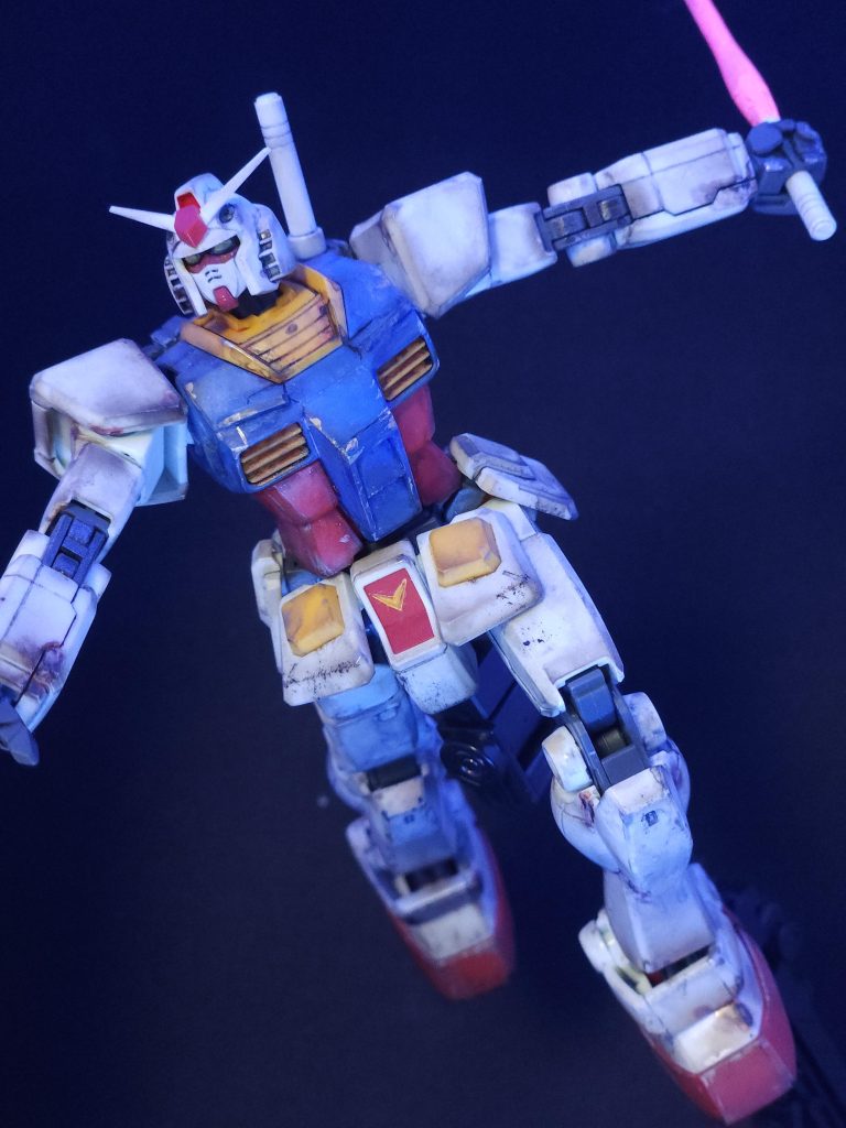 パッケージのポージング。蛍光のやつをしてみたくて、ビームサーベルだけガンダムマーカーの蛍光ピンクで試し塗り、ブラックライトを当てて実験。発光の感じが思ってたんと違うっす😒💦