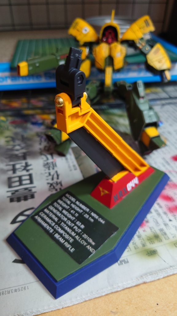 付属のディスプレイ台もアッシマーのカラーに似せて作りました。スペック表は設計図を切り抜いて ただ 貼り付けただけ 笑笑変形の時に開く 胸部については