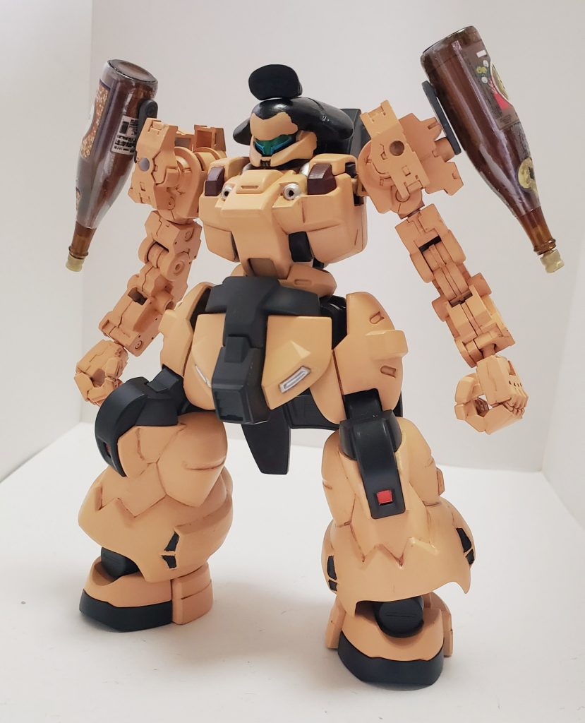 昔学園には、相手を円の外に出すか足の裏以外を地面に付けることで決着する、そんな決闘のルールが存在した。決闘に臨む者はリキシと言い、中でもホルダーはヨコヅナと呼ばれ、その抜群の力量と品格から畏怖と尊敬の対象になったという。本機は当時のホルダーが搭乗した機体であり、アンテナに該当する髷部分には一切触れさせずに卒業まで戦い抜いたと伝わる。下半身デブなデザインなので、いけるだろう…と思ったら、予想以上に力士に。まわしの辺りは特に気に入ってます。腕は30MMのオプションパーツを使用。胸パーツが茶色なのは、稽古で茶色くなった乳首をイメージしています(笑)つーか、盾を取ったらフツーのディランザだなぁ。