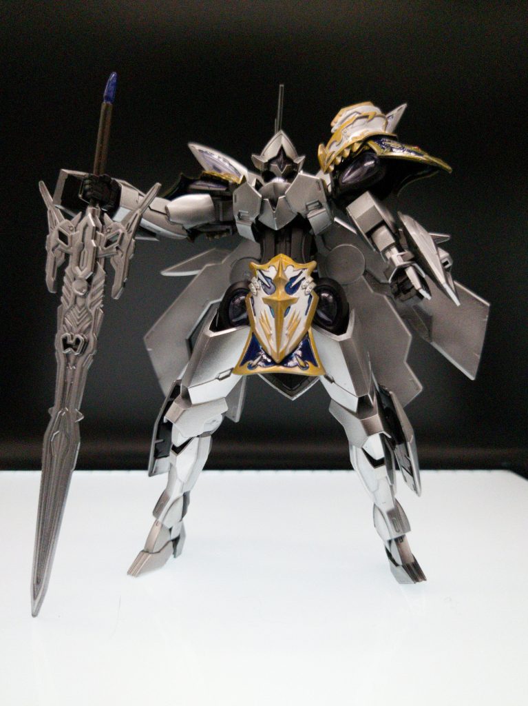 全身図。外装パーツは水性ホビーカラーのスーパーファインシルバー。ゴールド部分はガイアノーツのパールゴールド。ブルー部分はタミヤエナメルのロイヤルブルー。フレーム部は水性ホビーカラーのレッドとブルーを1:1で混ぜたところにつや消しブラックを混ぜて塗っています。