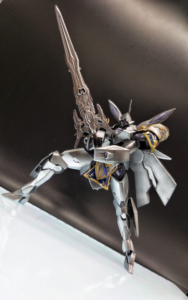 騎士といえば剣……こちらもアーサーガンダムから拝借。思った以上に素直に保持できて驚きました!サイズ感もピッタリ。