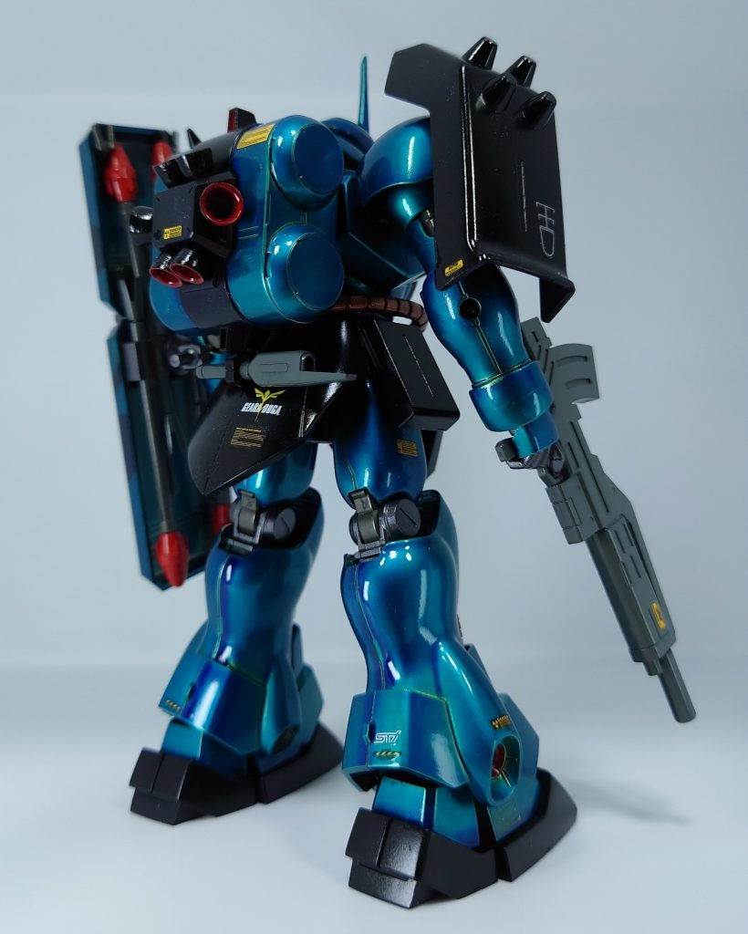 クリアブルーの塗装が難しく塗りムラや塗料溜まりが激しいんですが立たせてみるとグラデーション?シャドウ?に見えてきたので…これはこれで…