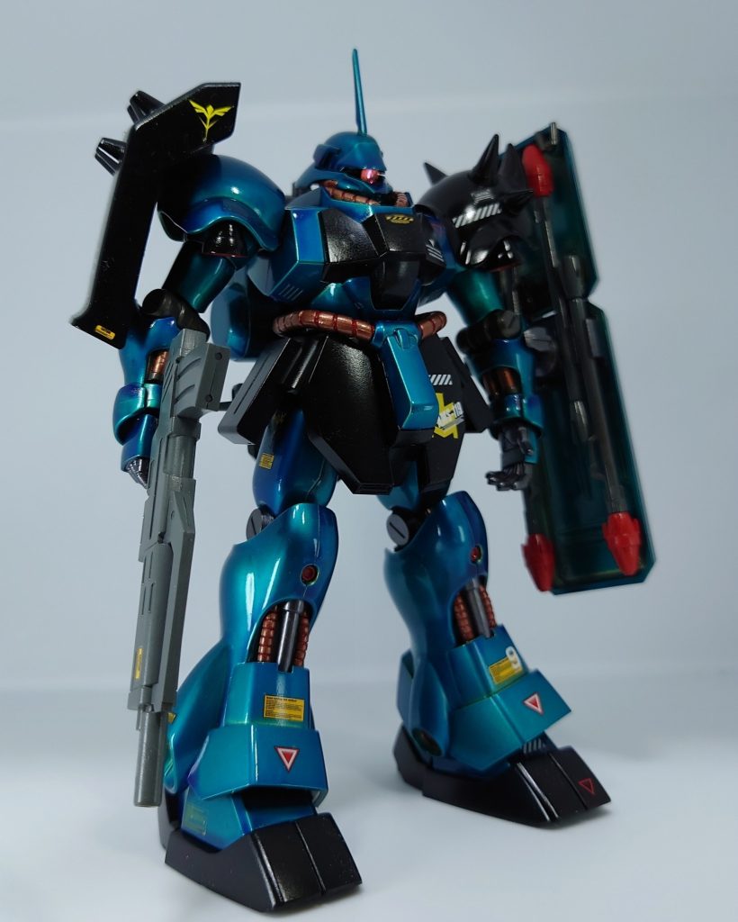 青のパーツはブラック→ゴールド→クリアブルーで塗装しました(缶スプレー)全体に光沢トップコートを厚めに吹いています。モノアイはHアイズです。