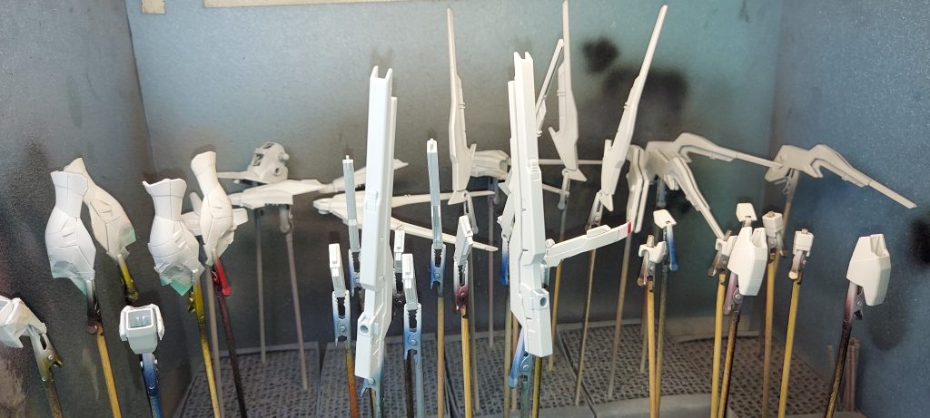 白は下地にシルバーを吹いてます全身光沢クリアーです