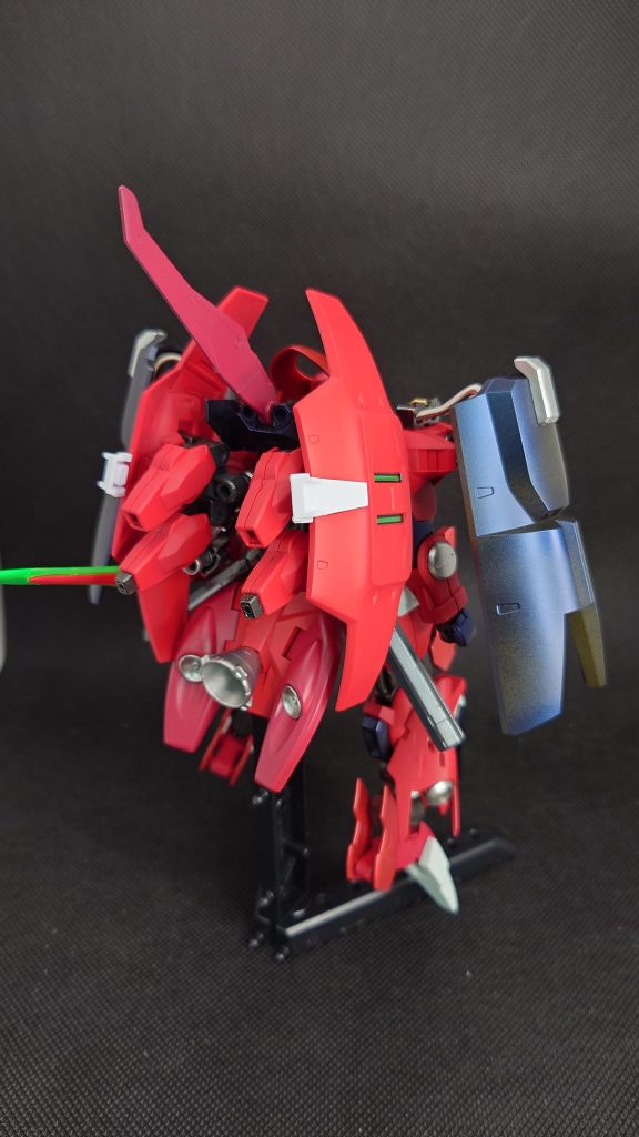 ダリルバルデの腕(ガンドフォーマット)は遠隔武器として背面に装備。主にサーベルによる近接戦の手数で押しきります。