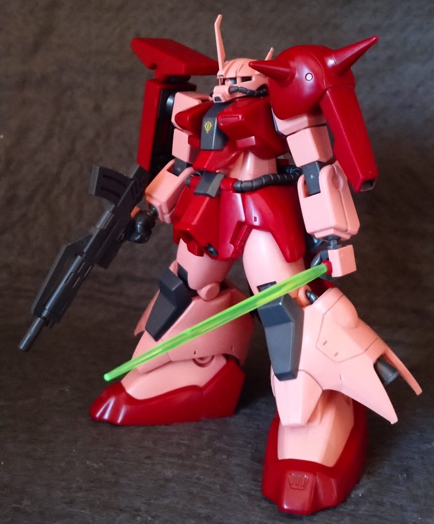 最初期のHGUCなので､合わせ目が目立たないように神ヤスで整えてます ビームサーベルは差し込み式に改修(刃はF91から流用 少し短いけど🤭) あと､モノアイの上にあるセンサーを追加