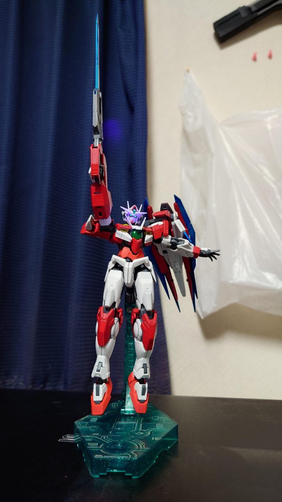 ツインアイはフチをガイアノーツブラックで、センサー部分をクレオス蛍光グリーンを使いました。ブラックライトを当てるとこんな感じです。