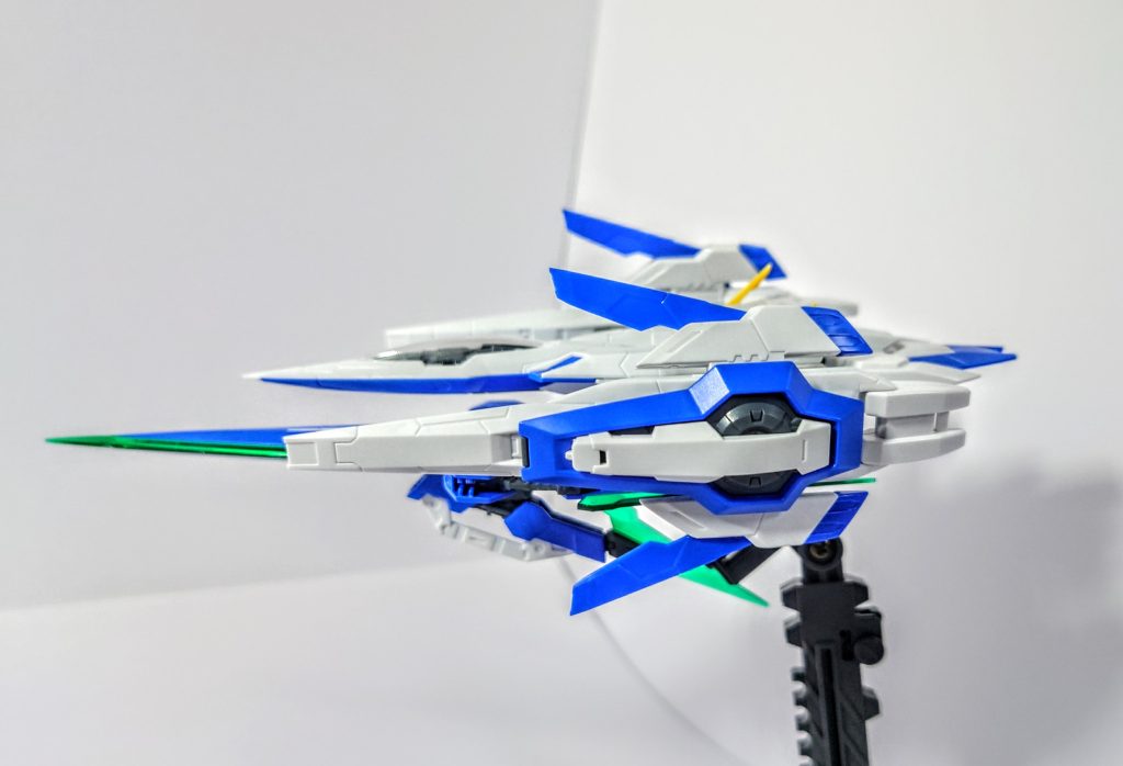 主な改造箇所は以下の通りです。サイドバインダーのカバー？をGNソードの小型シールドに変更エクシアのクラビカルアンテナをバインダー根本に生やす腹下に架装していたGNソードⅢをGNソードⅣフルセイバー（クアンタフルセイバー）に変更