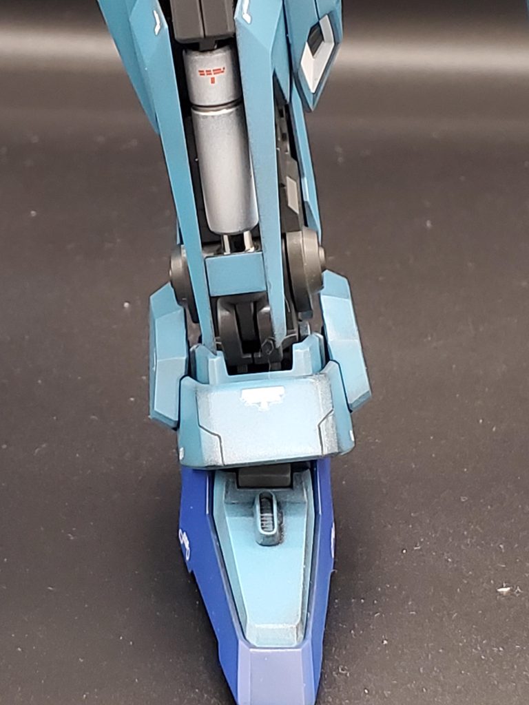 シリンダーはミラーフィニッシュ。受けの方をうまく削れなかったので2mmプラ棒に置き換えました。