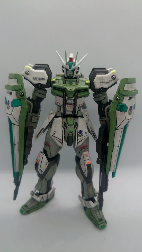 作年末頃に数十年ぶりにガンプラ復帰したのですが、復帰一作目はEGガンダム素組、二作目はEGストライクガンダム素組を作りました。その二作目からシールドとビームライフルを流用して両手に持たせました。