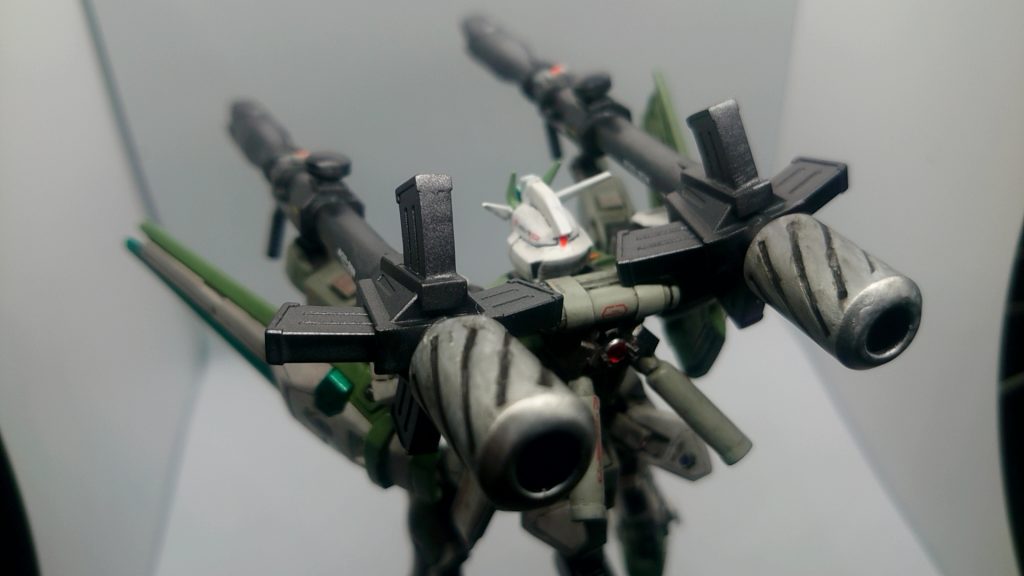 作成中にバズーカ付きのモデルがあることを知り、急遽入手しました(バズーカ好きです)。さらにバズーカのみのジャンク品も入手して、二丁持ちさせてみました。