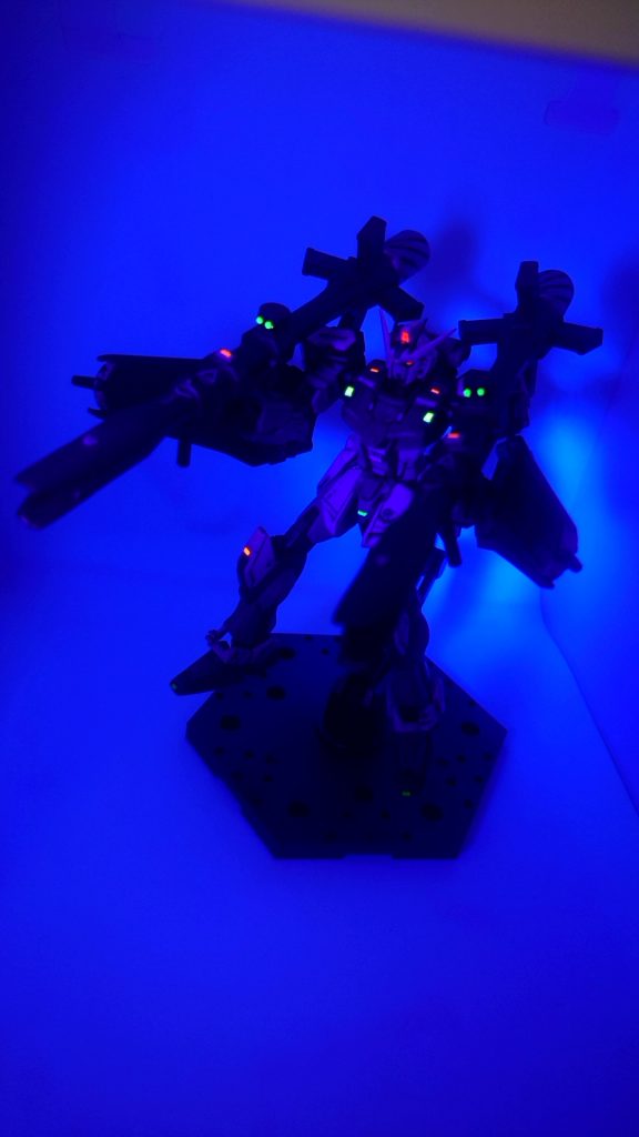 蛍光チップをちりばめてみました。