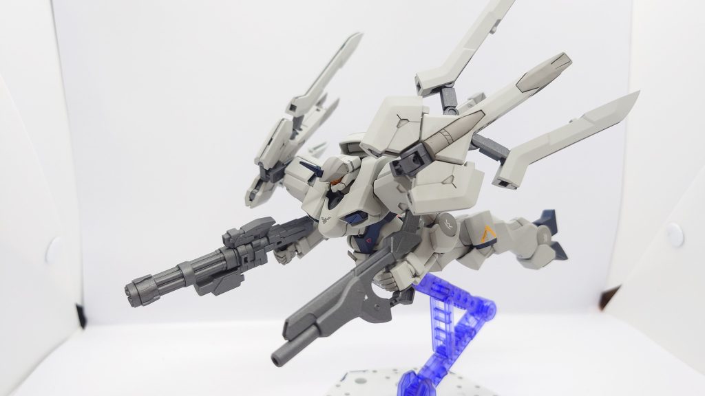 スラスター形体この形体でもビーム刃を形成してすれ違いざまに相手を攻撃することができる。