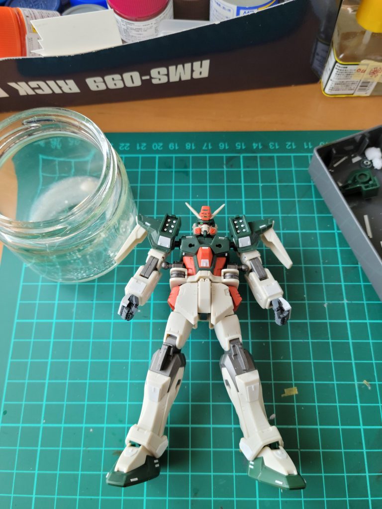 ディテール後。これから部分塗装、ウェザリングです。部分塗装の調色は、ある程度似たような色ぐらいで塗り出してます。別パーツ感出ますしね。左上のジャムガラス瓶に入ってるのが、ランナー削り出しのプラチップと接着剤を混ぜたヤツです。GUNSTA のパイセン?がされてた方法をしました。アザッすパイセンっ!