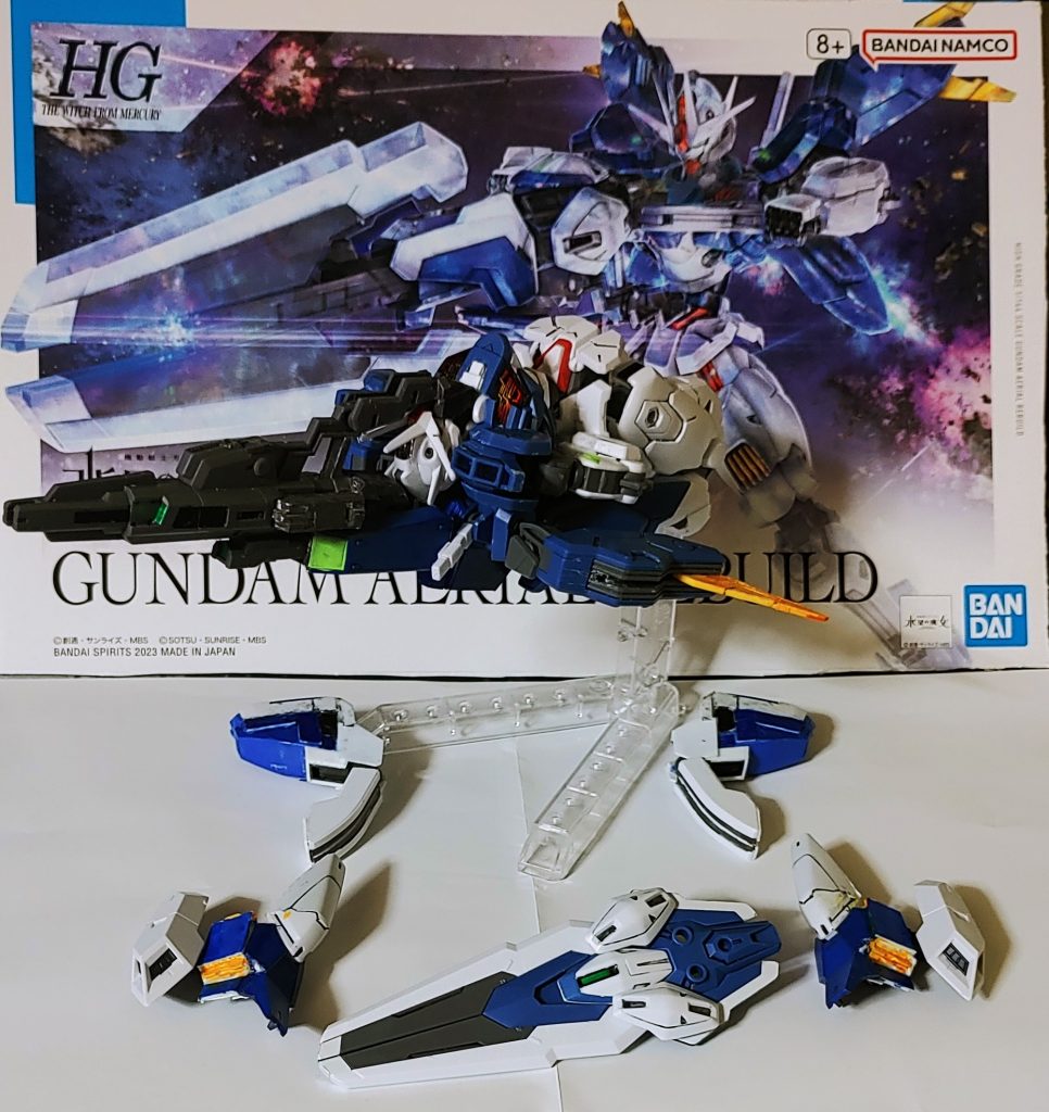 可変ユニット装備で変形させてみました。エスカッシャンは背面につけられるのですが、一旦シンプルに飛行形態をご紹介。飛行形態のために特徴的なウィング部分をプラバンで拡張。MS形態時にはみ出す程度の大きさにし、飛行形態で安定翼的に見えるよう調整しました。台座の下に並べたものが、勢い余って作ったパーメット制御ユニットと脚部追加装甲+重力下移動で有効なホバーユニットになります。ジャンクパーツを色々漁って、バエルの足部分とAGE3の腕部ビームサーベルラック兼、ビーム発生機的なパーツを肩部のビットステイブ取り付け部に、足装甲はユーラヴェンガンダムの足パーツから装甲を取り、プラバンとビルダーパーツを組み合わせ。塗装類は雰囲気だけ出れば程度なのでガンダムマーカーOnlyです。