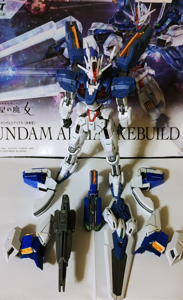 各種追加装備類をエアリアルに取り付けます。なお、ビームライフルは弄りすぎて重くなり、手のパーツをRGのクアンタから拝借して表情を重視したため、そのままでは武器が持てなくなりました。で、こちらもネオジム磁石を仕込んで片手で保持できる加工をしてあります。(製作工程は写真に納めてないです。なにせ行き当たりばったりで。。。装備を取り付けた状態をアップさせてもらいます。)