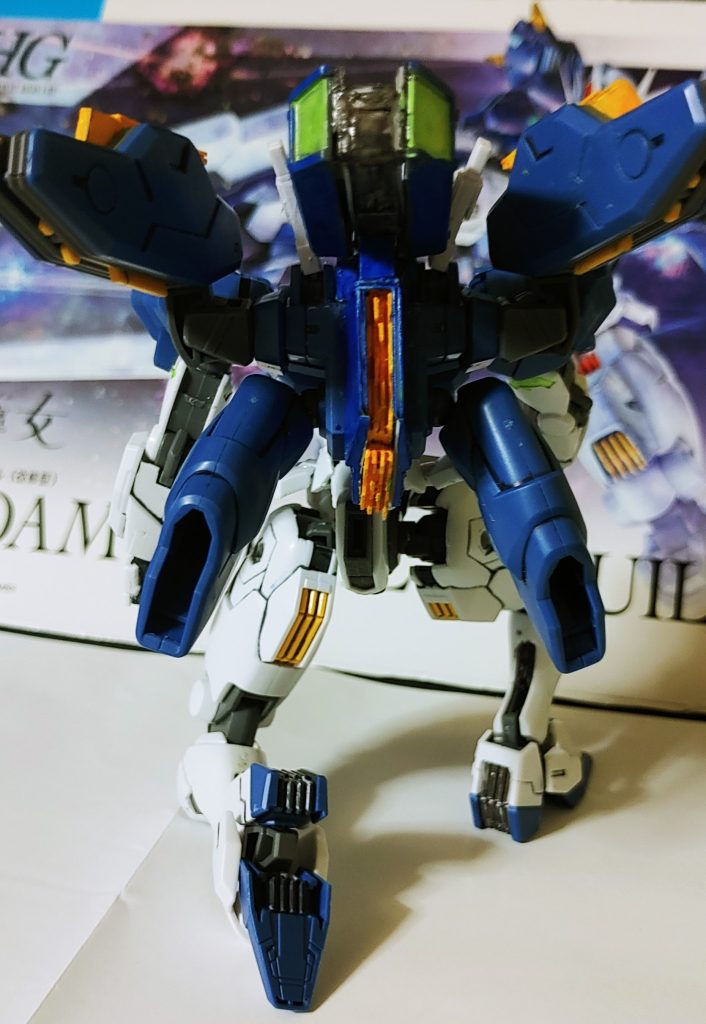 ビームライフルの架装部分を利用して、バックウェポン的な何かを作り始めたのがキッカケです。プラバンを切り貼りしつつ、ビルダーパーツから良さげな装甲と、ビームライフルやエスカッシャンが可変後に機首や飛行形態・大気圏突入の揚力増進とか、シイタケ型のバーニアの一方向集中ができるよう、配置を適当に決め、すり合わせて行きました。