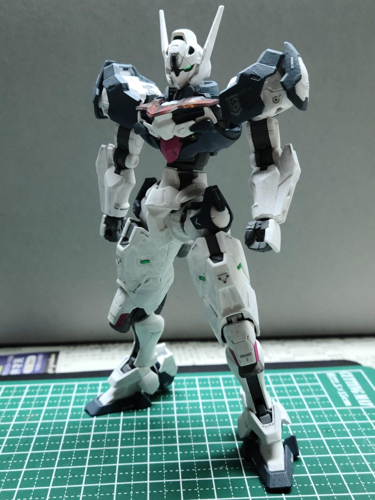 最終的にこのようなカラーに決まりました。元々エアリアルの改修型のようなカラーリングにする予定でした。手持ちの青系統で塗装してみたら、主人公機というより特殊部隊に配属されている機体のようでしたので、ドミニコス隊機という設定に変更しました。